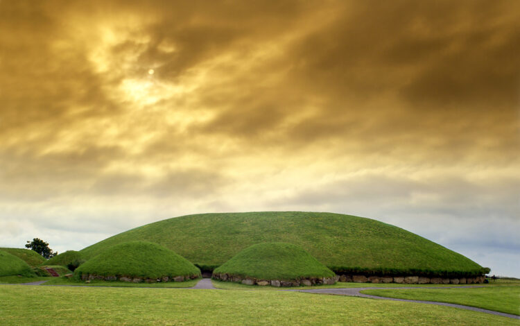 Knowth is a Neolithic passage grave and an ancient monument of Bru na Boinne in the valley of the River Boyne 