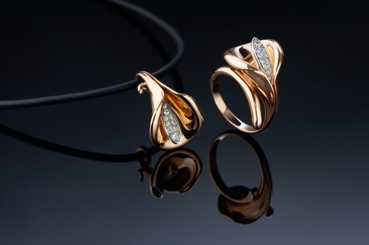 Sparkly Souvenirs: A Guide to Buying Jewelry in St. Martin Diamond ring and necklace